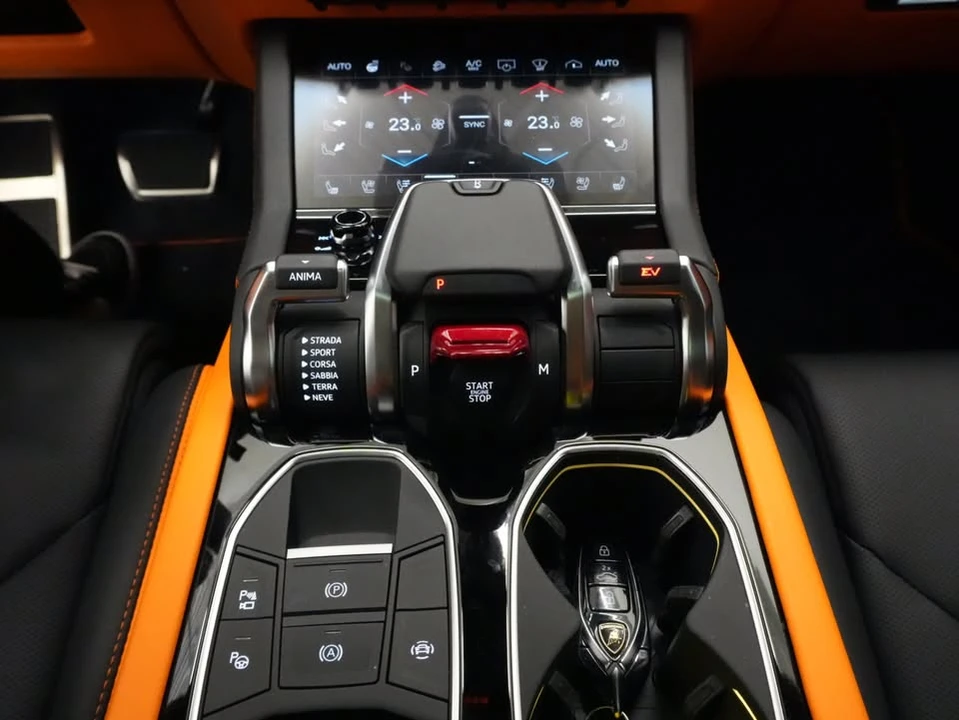 2025 Lamborghini Urus SE - Image 17 of 19