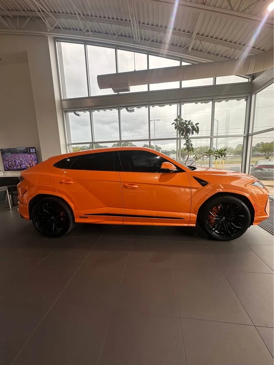 2025 Lamborghini Urus SE - Image 18 of 20