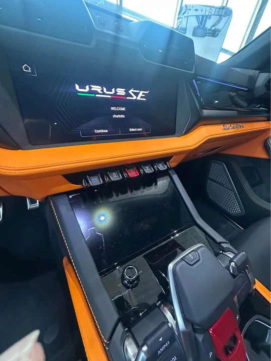 2025 Lamborghini Urus SE - Image 12 of 20
