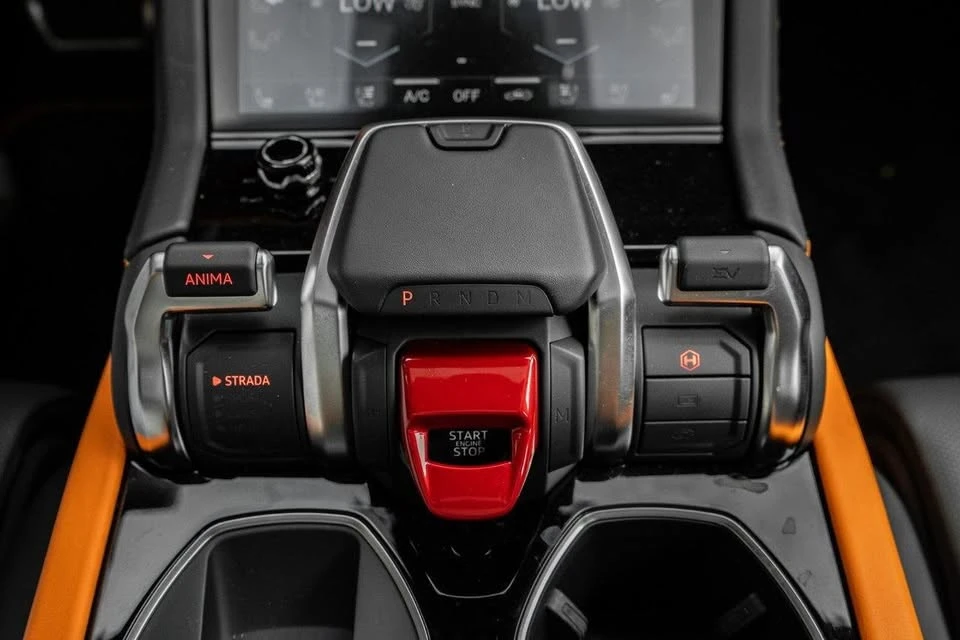 2025 Lamborghini Urus SE - Image 18 of 19