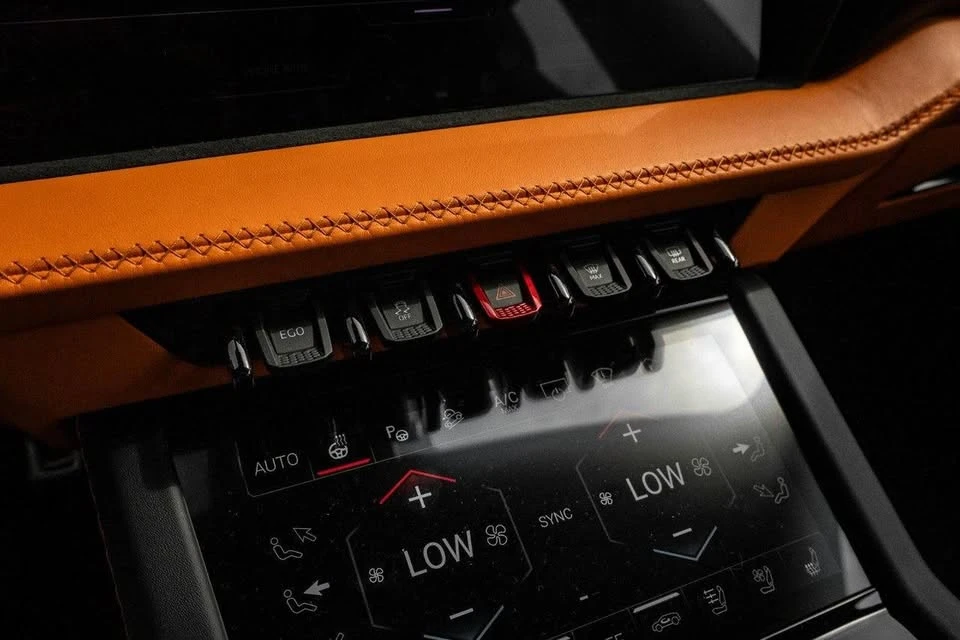 2025 Lamborghini Urus SE - Image 16 of 19