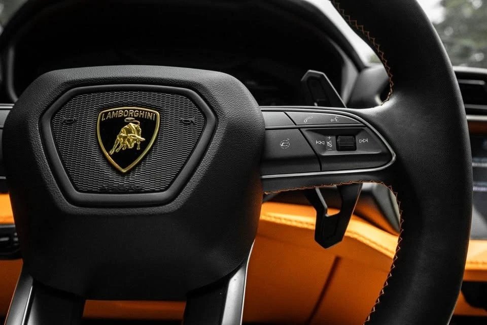 2025 Lamborghini Urus SE - Image 13 of 19