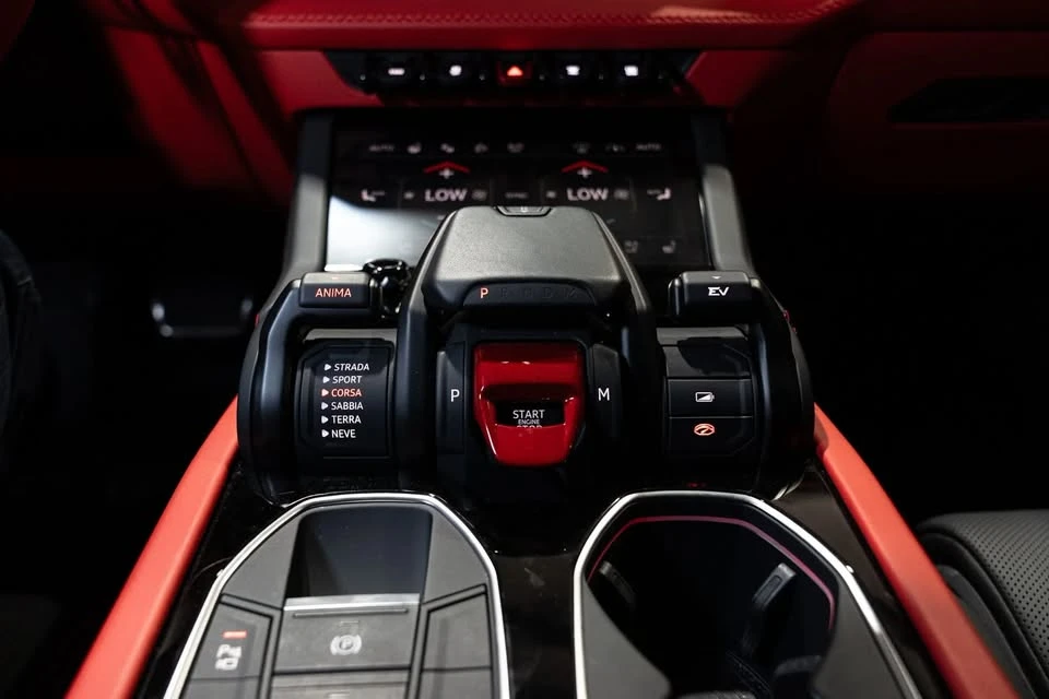 2025 Lamborghini Urus SE - Image 10 of 18