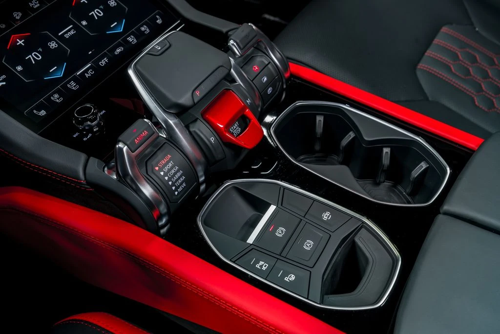 2025 Lamborghini Urus SE - Image 28 of 31
