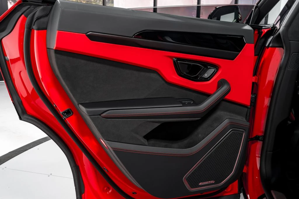2025 Lamborghini Urus SE - Image 29 of 31