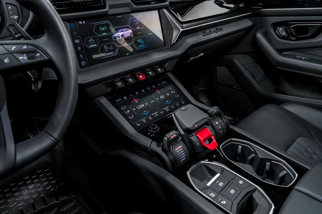 2025 Lamborghini Urus SE - Image 24 of 31