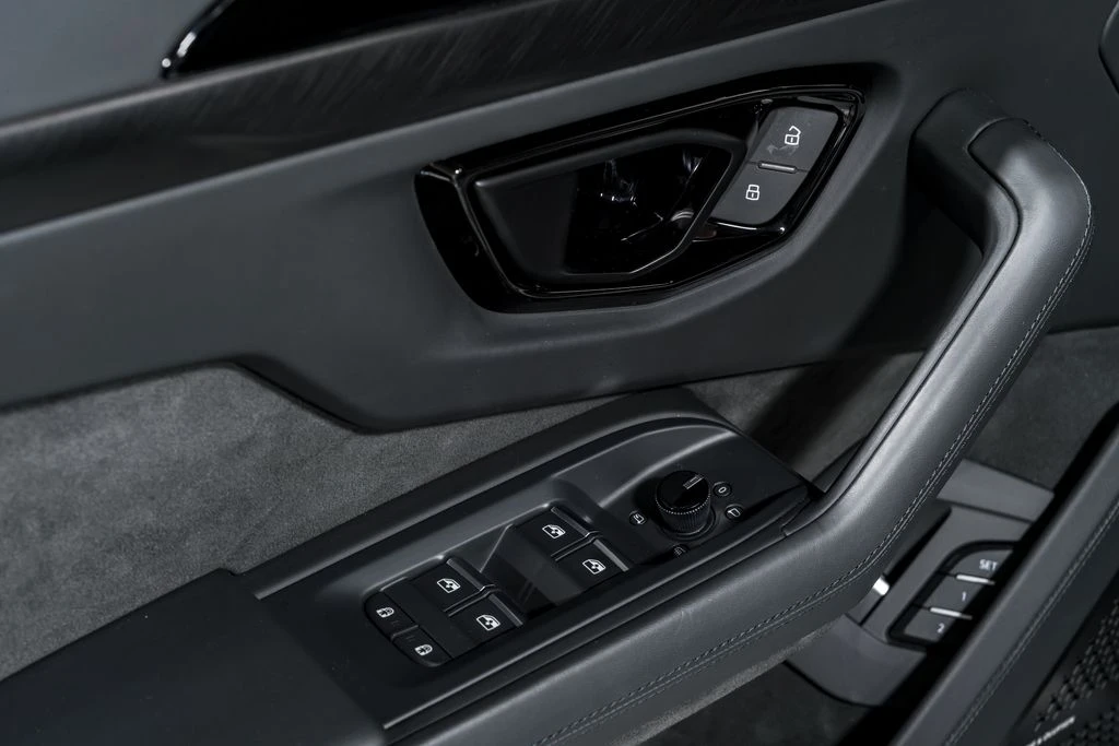 2025 Lamborghini Urus SE - Image 10 of 31