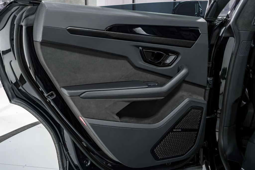 2025 Lamborghini Urus SE - Image 30 of 31