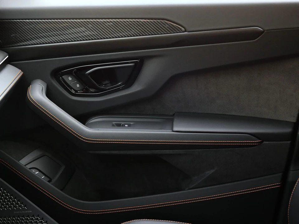 2025 Lamborghini Urus SE - Image 18 of 29
