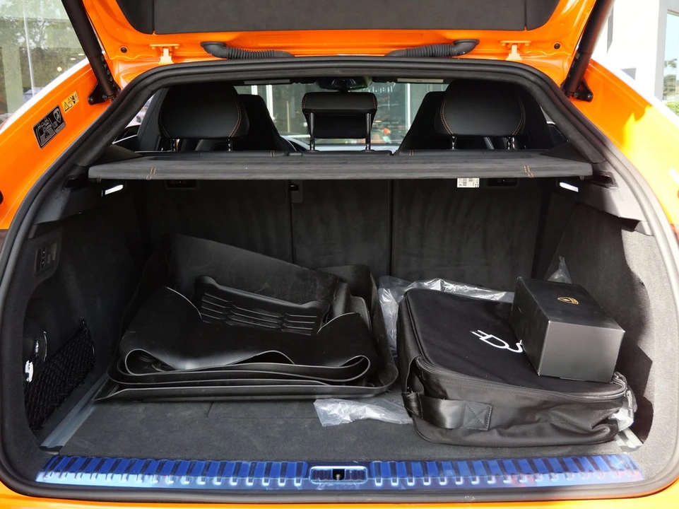 2025 Lamborghini Urus SE - Image 25 of 29