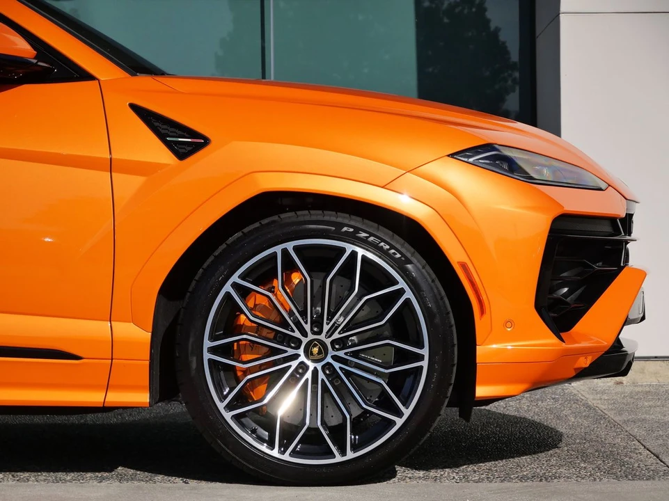 2025 Lamborghini Urus SE - Image 9 of 29