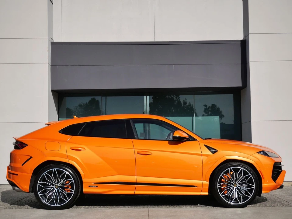 2025 Lamborghini Urus SE - Image 2 of 29