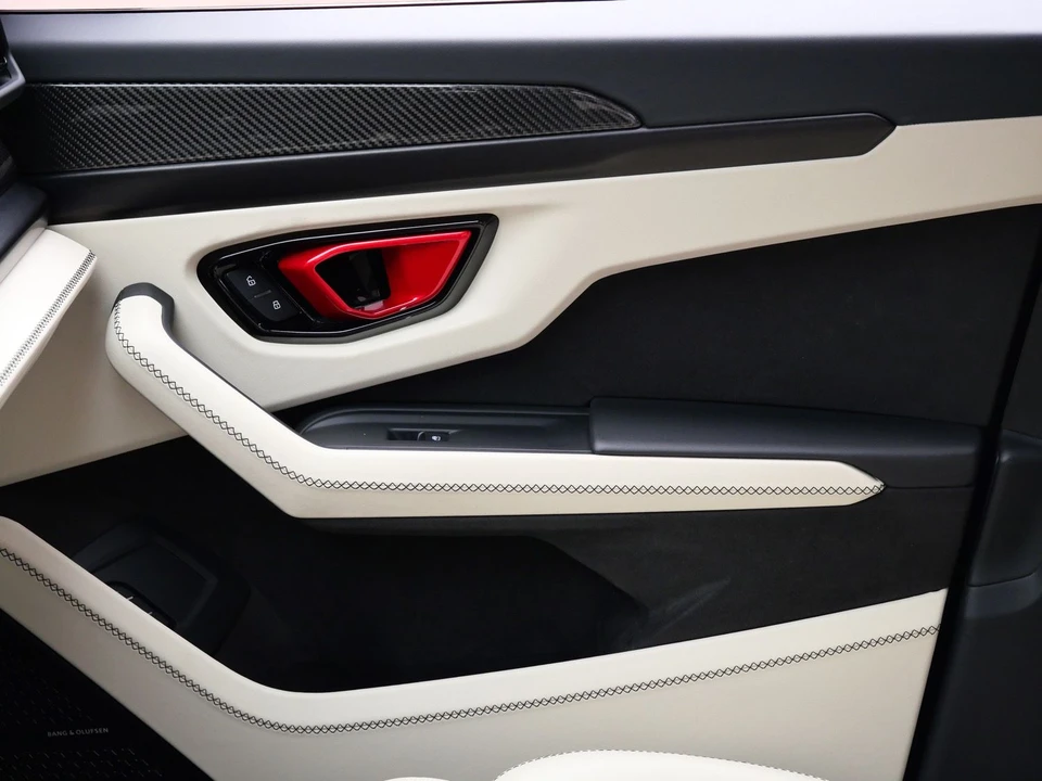 2025 Lamborghini Urus SE - Image 17 of 26
