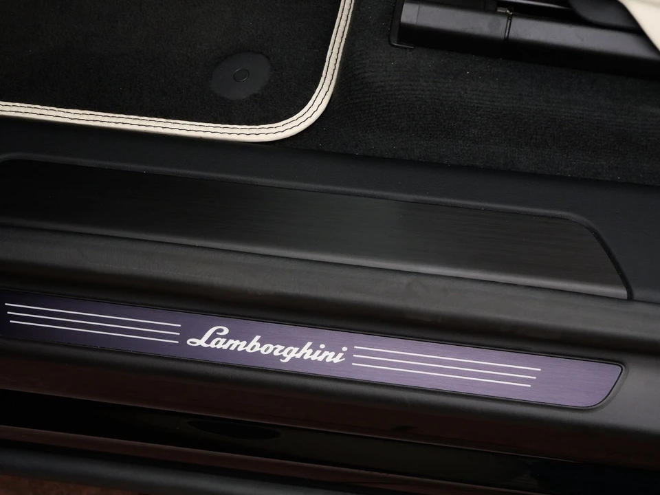 2025 Lamborghini Urus SE - Image 16 of 26