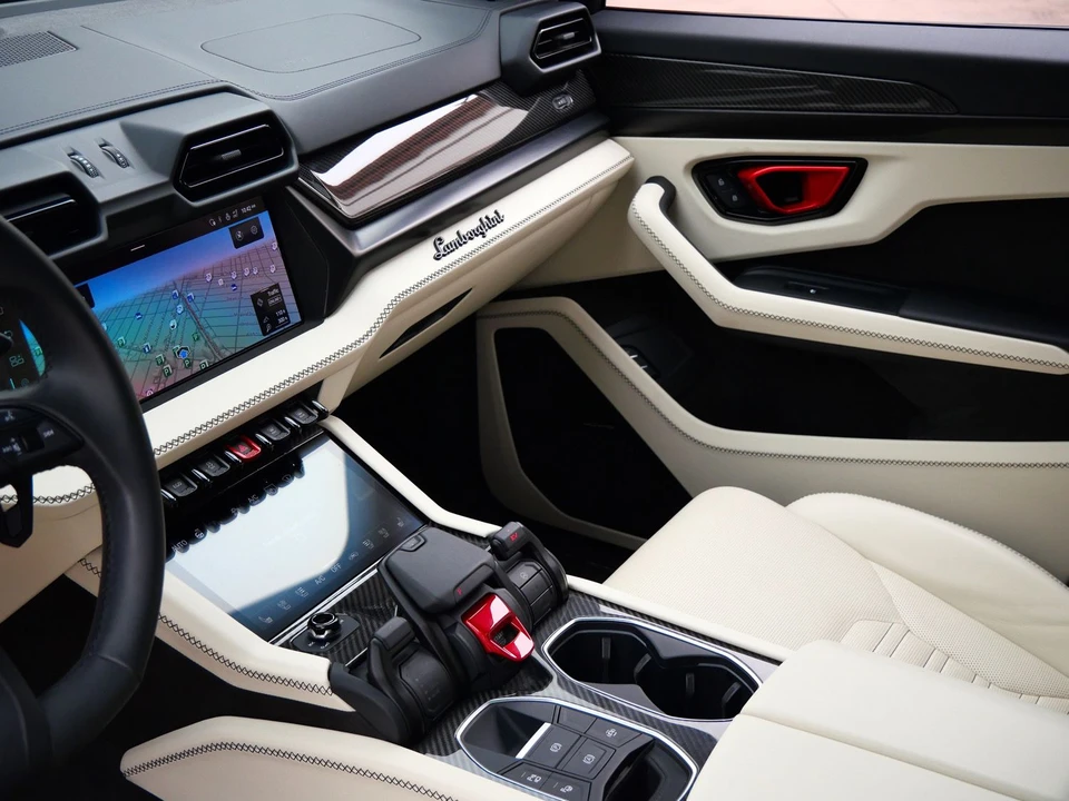 2025 Lamborghini Urus SE - Image 15 of 26