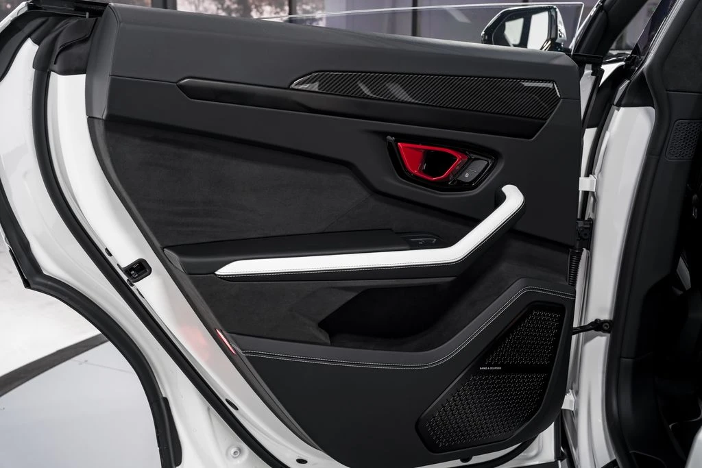 2025 Lamborghini Urus SE - Image 29 of 31