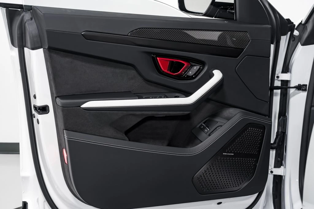 2025 Lamborghini Urus SE - Image 9 of 31