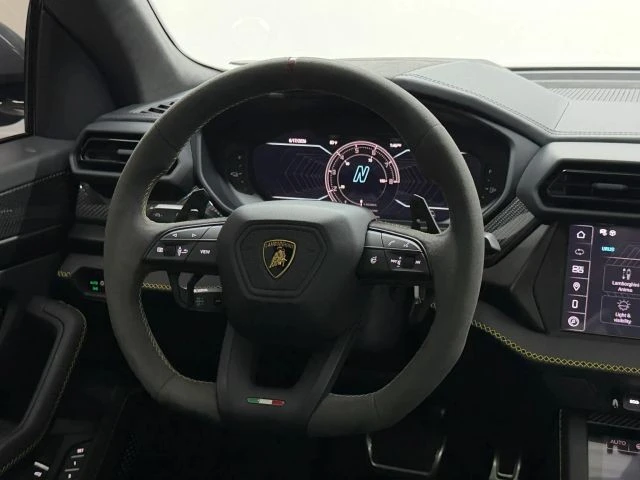 2025 Lamborghini Urus SE - Image 23 of 31