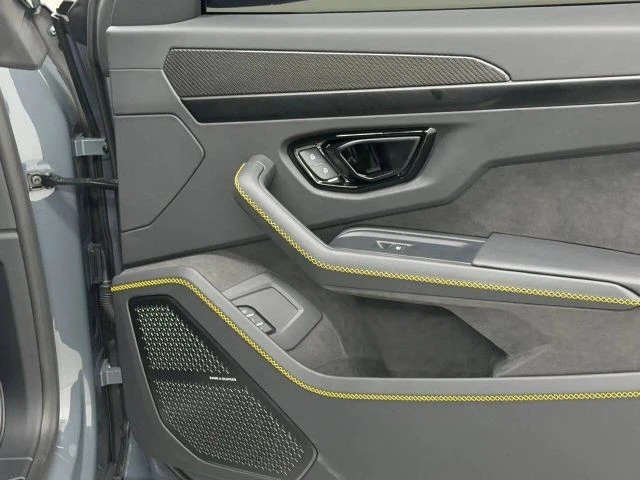 2025 Lamborghini Urus - Image 21 of 31