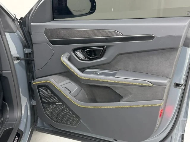 2025 Lamborghini Urus SE - Image 21 of 31