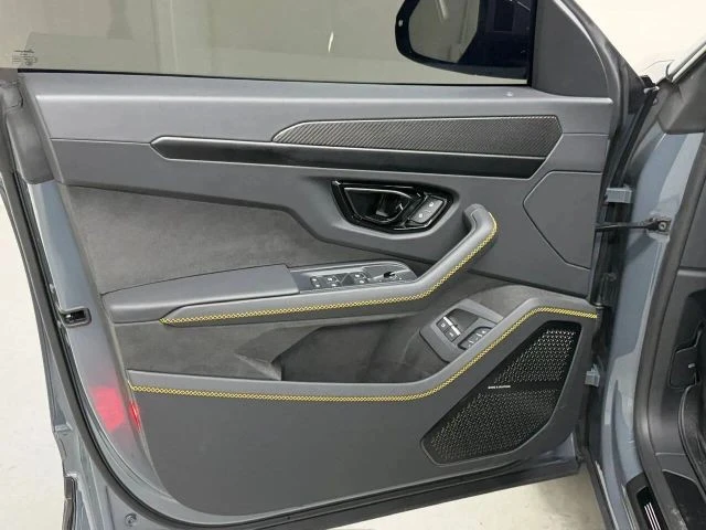 2025 Lamborghini Urus - Image 18 of 31