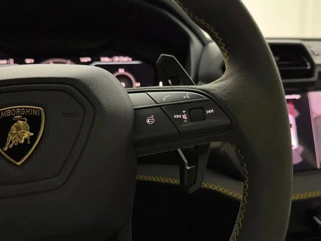 2025 Lamborghini Urus - Image 24 of 31