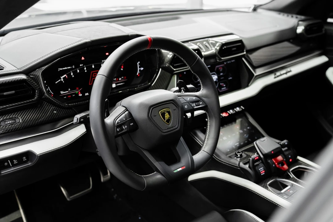 2025 Lamborghini Urus - Image 13 of 21