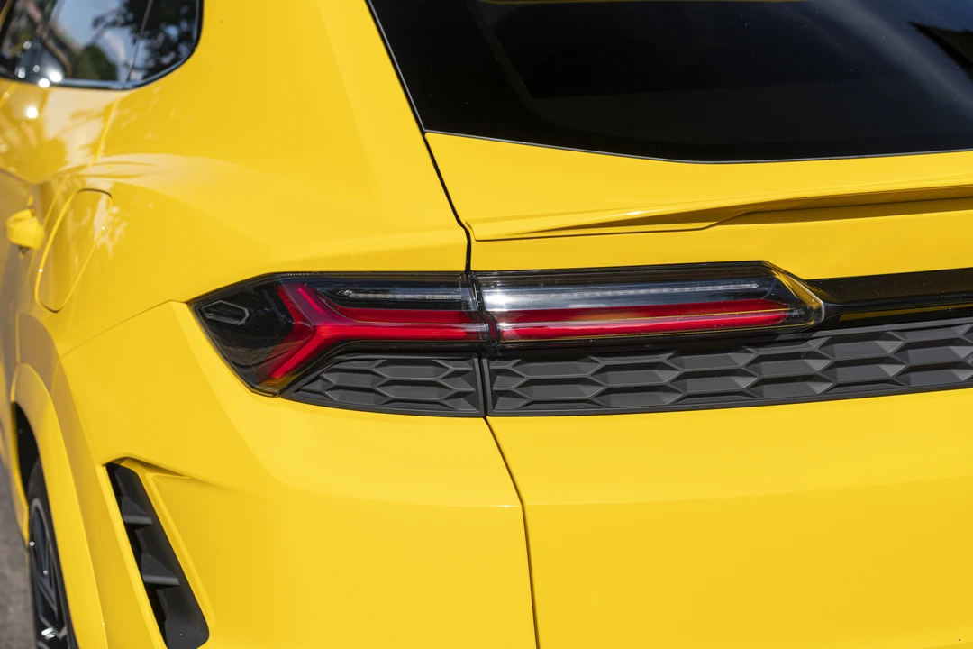 2025 Lamborghini Urus SE - Image 11 of 31