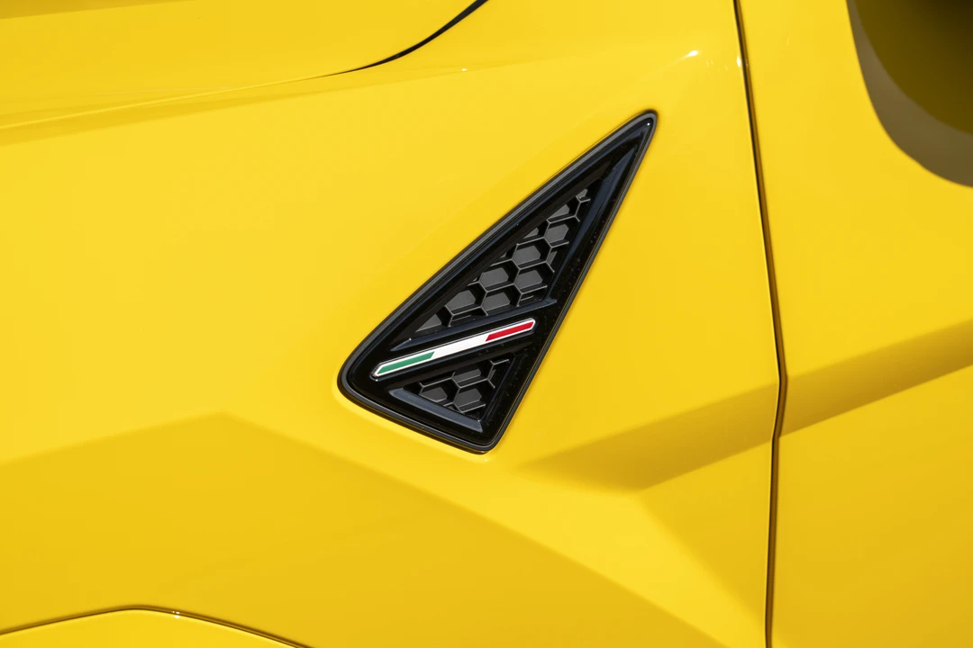 2025 Lamborghini Urus SE - Image 19 of 31