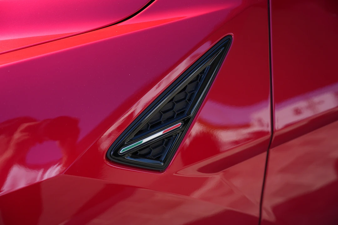 2025 Lamborghini Urus SE - Image 24 of 31