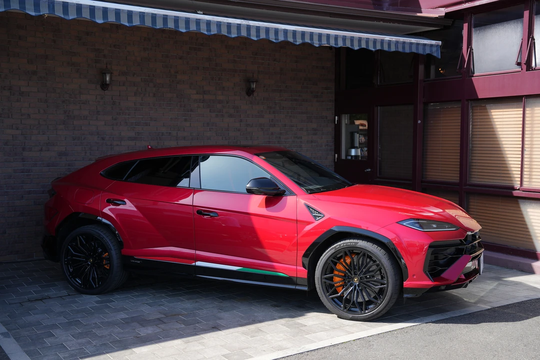 2025 Lamborghini Urus SE - Image 14 of 31