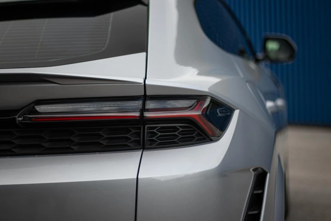 2025 Lamborghini Urus SE - Image 14 of 31