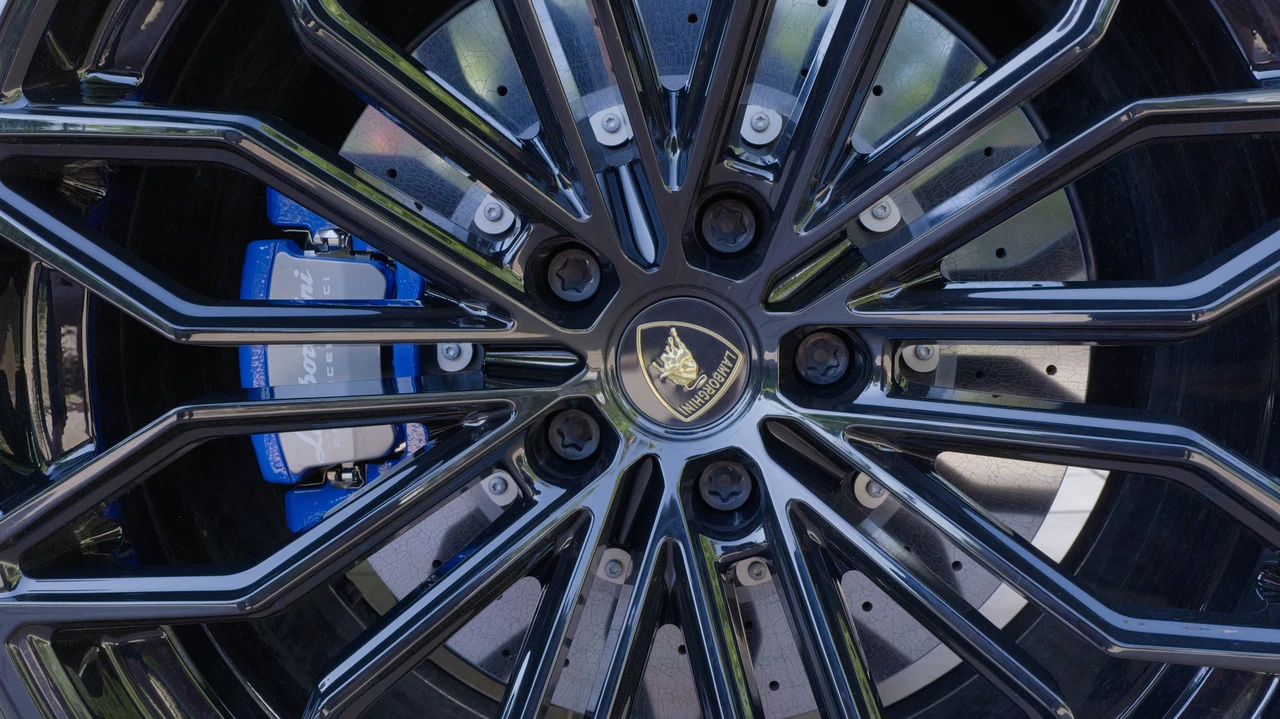 2025 Lamborghini Urus SE - Image 30 of 31