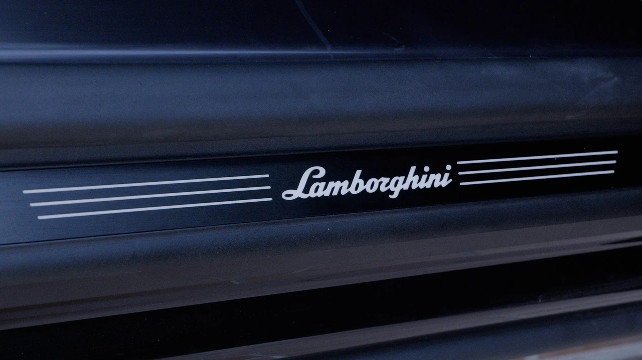 2025 Lamborghini Urus SE - Image 12 of 31