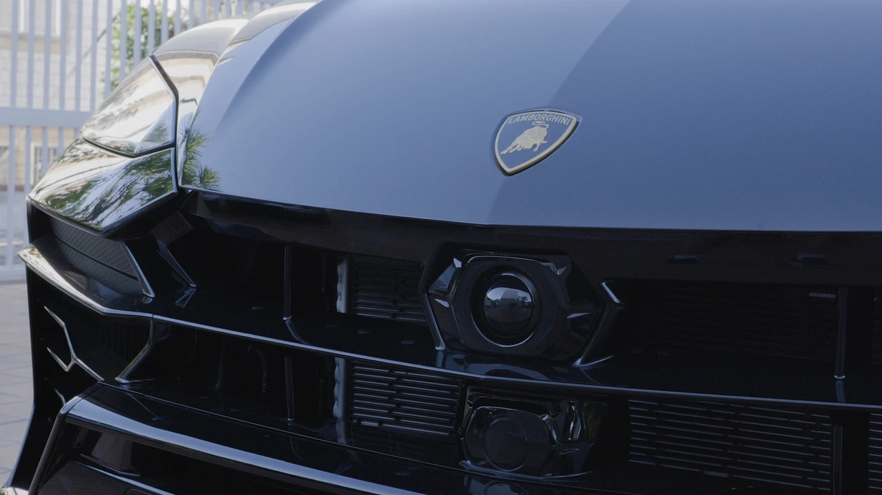 2025 Lamborghini Urus SE - Image 15 of 31