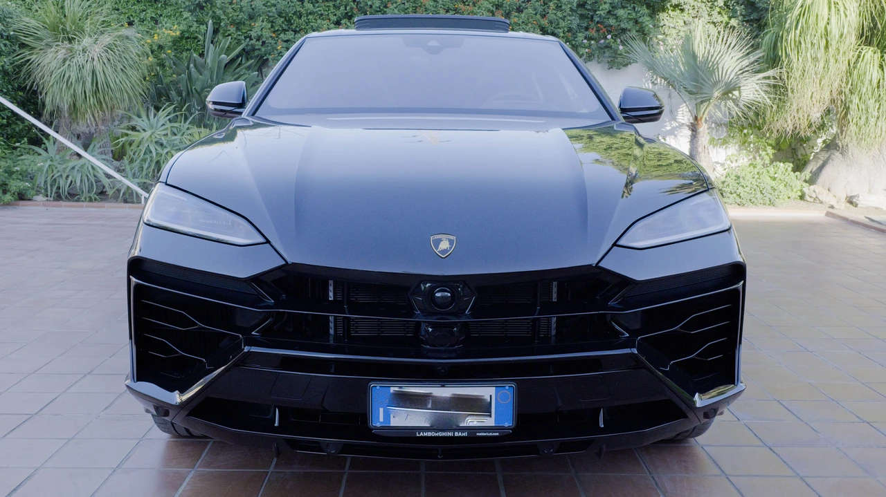 2025 Lamborghini Urus SE - Image 2 of 31