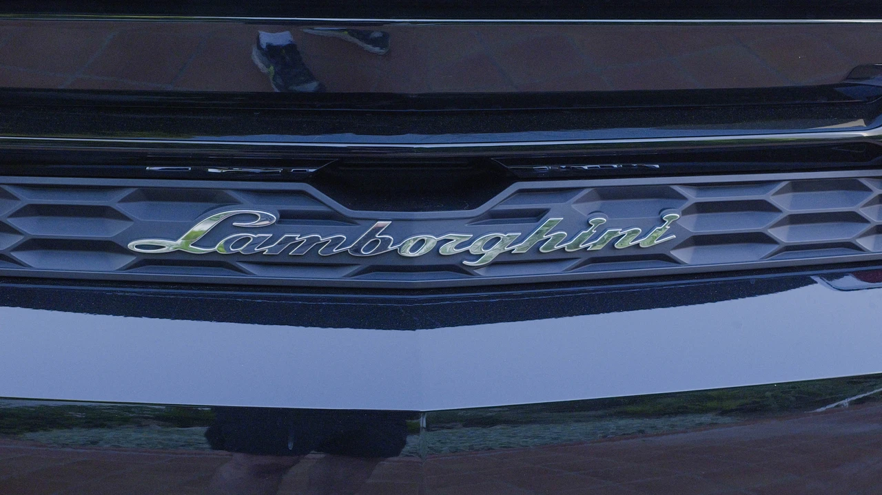2025 Lamborghini Urus SE - Image 28 of 31