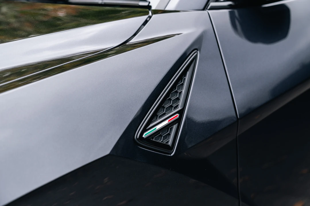 2025 Lamborghini Urus SE - Image 26 of 31