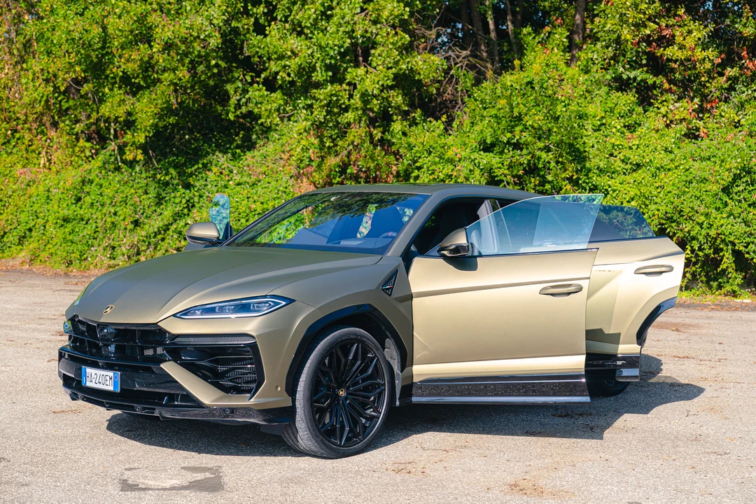 2025 Lamborghini Urus SE - Image 15 of 31