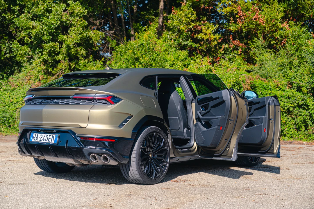 2025 Lamborghini Urus SE - Image 20 of 31