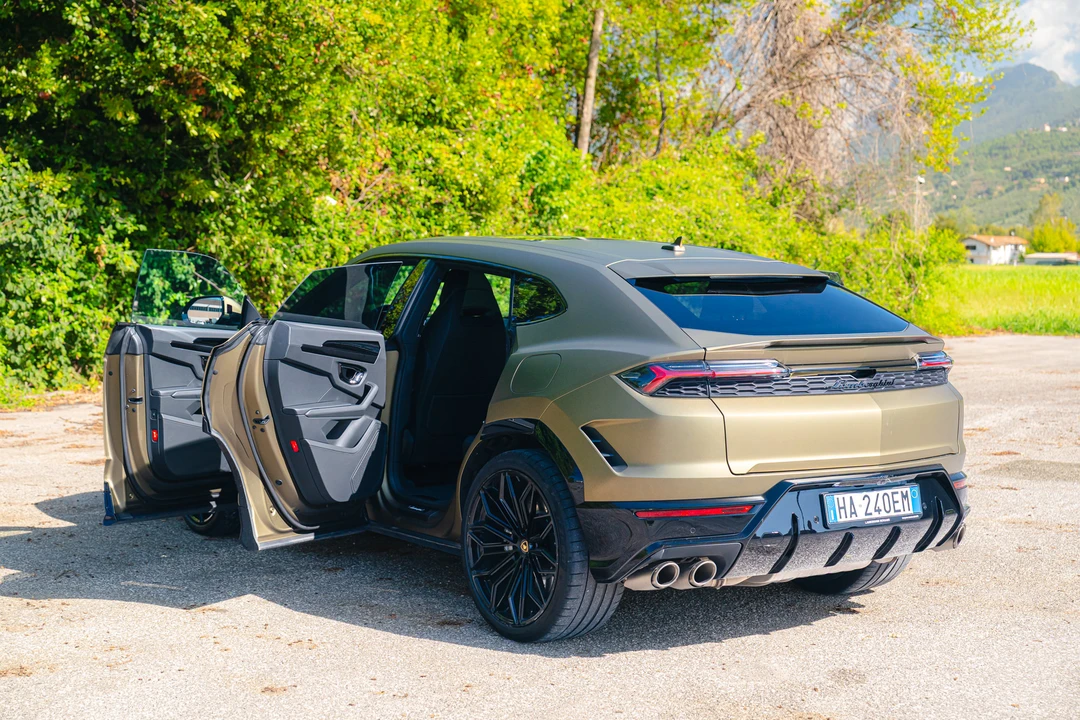 2025 Lamborghini Urus SE - Image 17 of 31