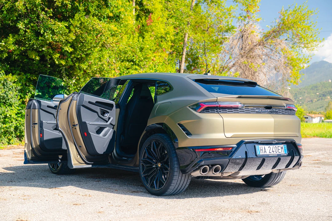 2025 Lamborghini Urus SE - Image 16 of 31