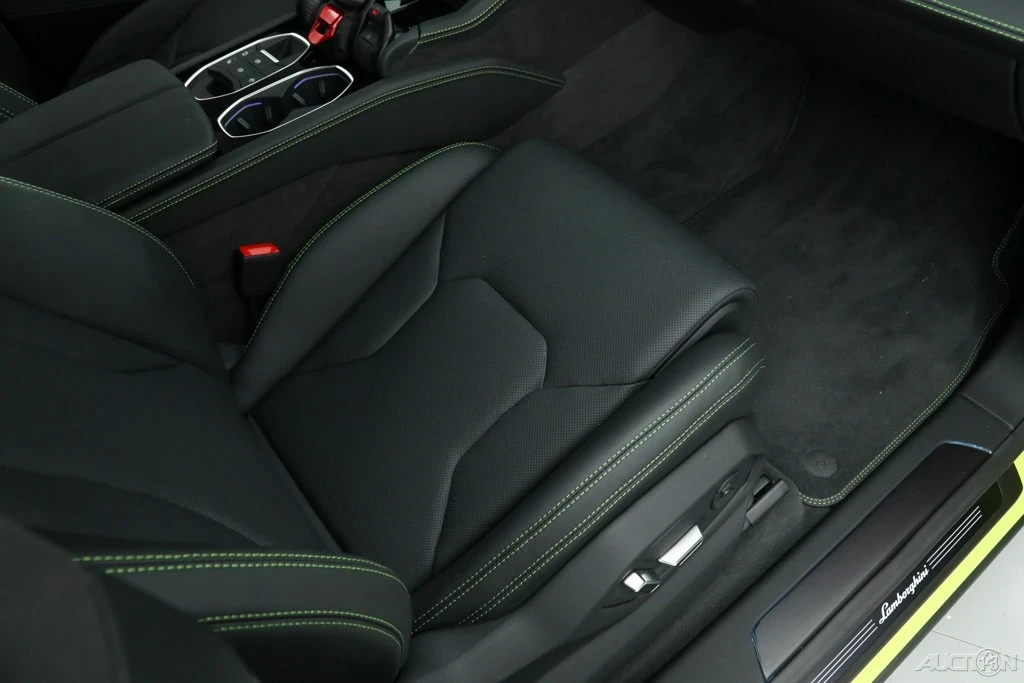 2025 Lamborghini Urus SE - Image 18 of 21