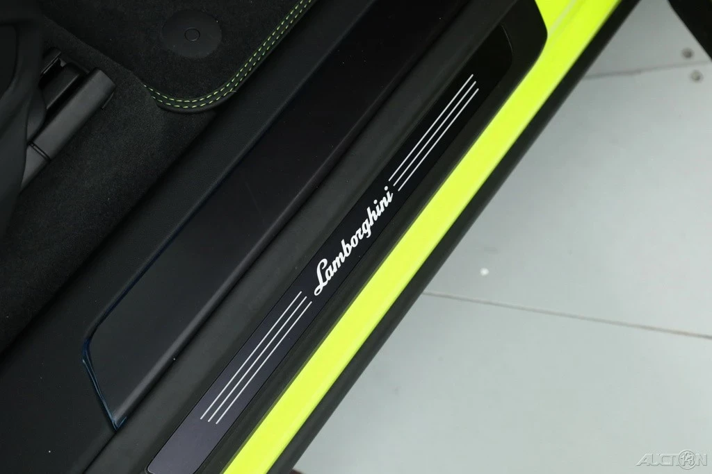 2025 Lamborghini Urus SE - Image 19 of 21