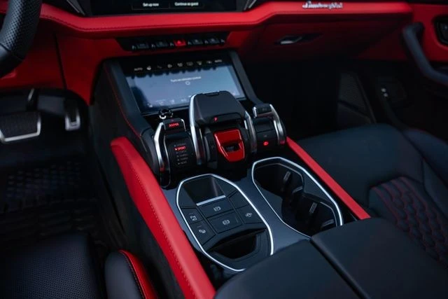 2025 Lamborghini Urus SE - Image 25 of 31