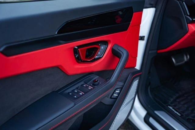 2025 Lamborghini Urus SE - Image 31 of 31