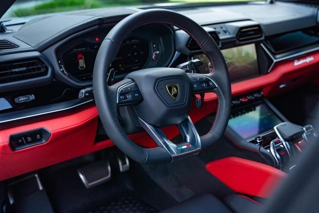 2025 Lamborghini Urus SE - Image 27 of 31