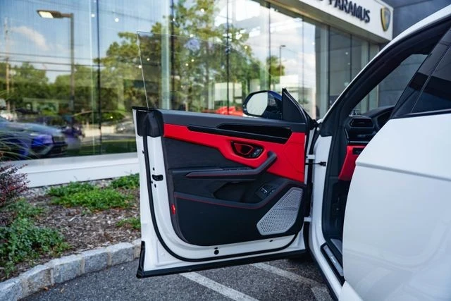 2025 Lamborghini Urus SE - Image 28 of 31