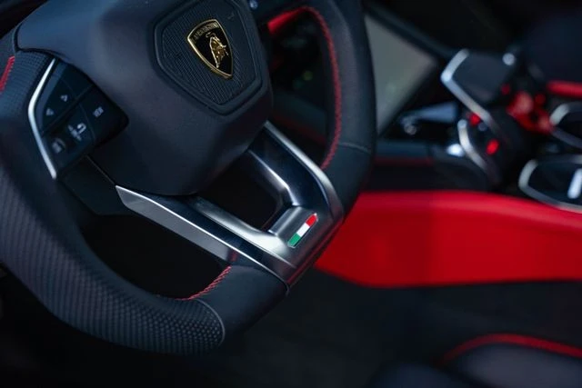 2025 Lamborghini Urus SE - Image 26 of 31