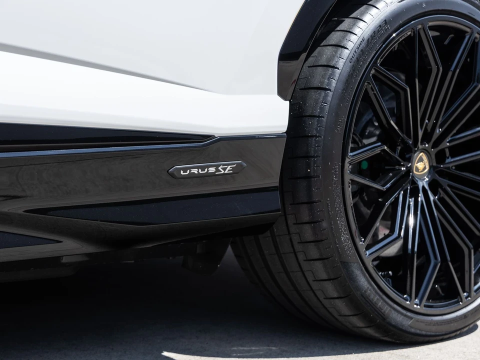 2025 Lamborghini Urus SE - Image 16 of 31